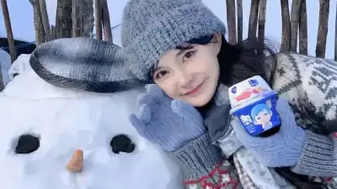 周星驰62岁罕见露面，网友唏嘘：新年伊始竟现沧桑容颜笑容稀少。